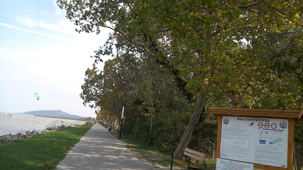 バラトンフェニヴェシュBalatonpart-Lakアパートメント エクステリア 写真